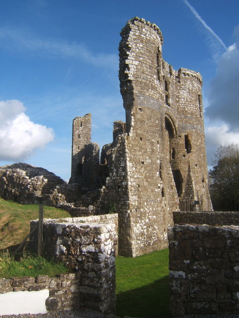 Andrew Hill / Llawhaden castle ruins, the end near the village