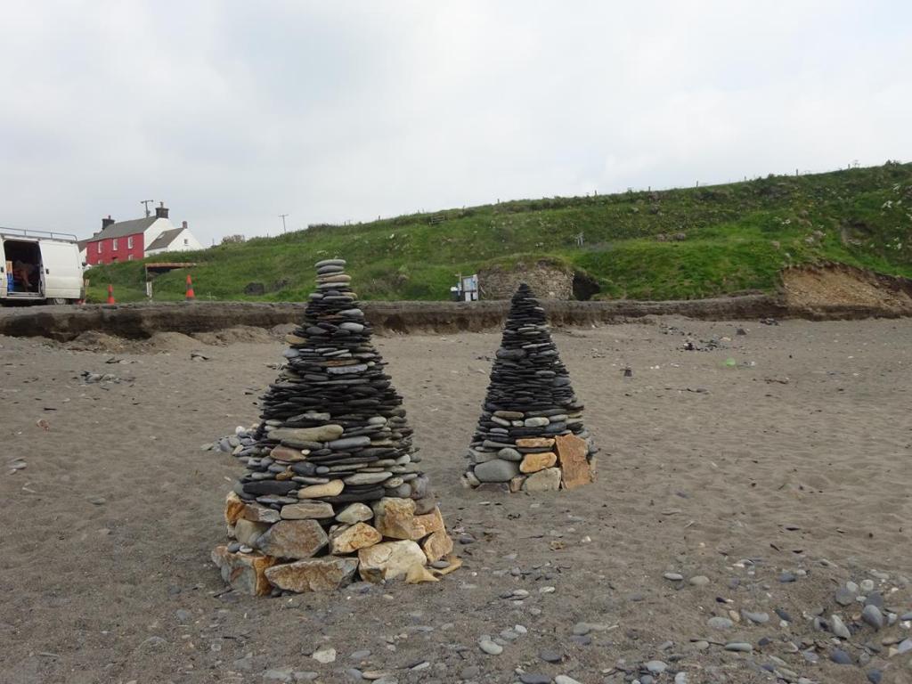 Steenkastelen bouwen op de stranden  Abermawr - Build stone castles on the beaches   Abermawr