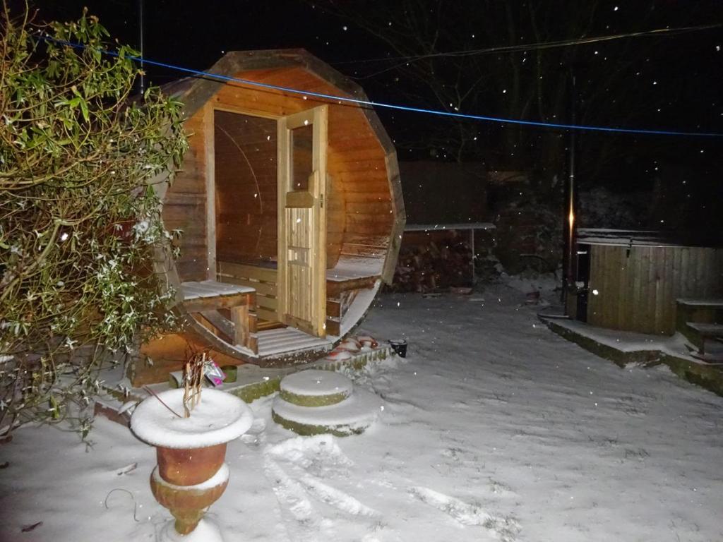 Een uniek moment: onze hot tub en sauna in de sneeuw - A unique moment: our hot tub and sauna in the snow